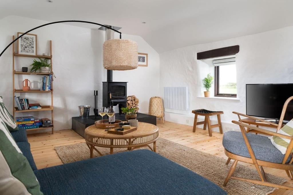 Porthcurno Barns, The Cart Lodge - Cosy Cottage, Walk To Porthcurno Beach, Pedn Vouder & Minack Theatre ペンザンス エクステリア 写真