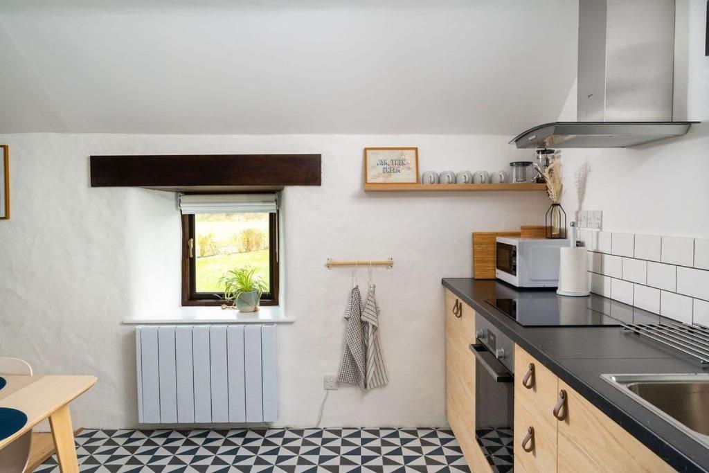 Porthcurno Barns, The Cart Lodge - Cosy Cottage, Walk To Porthcurno Beach, Pedn Vouder & Minack Theatre ペンザンス エクステリア 写真